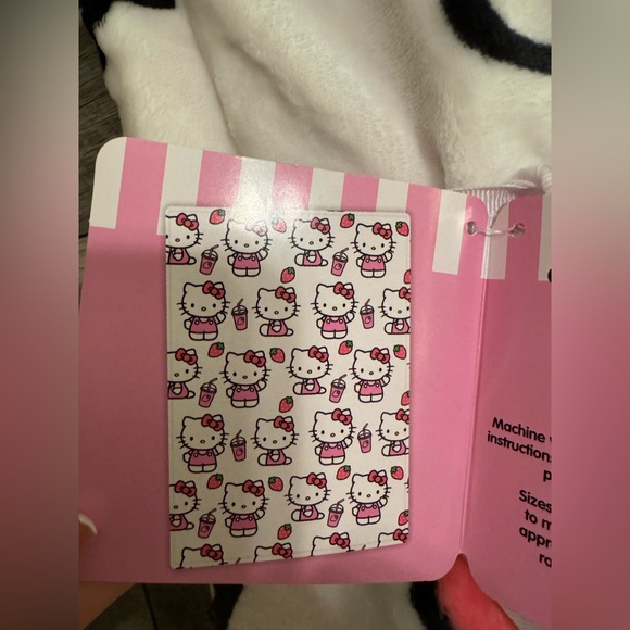 Hello Kitty Strawberry Milkshake Blanket - Picture 3 of 4